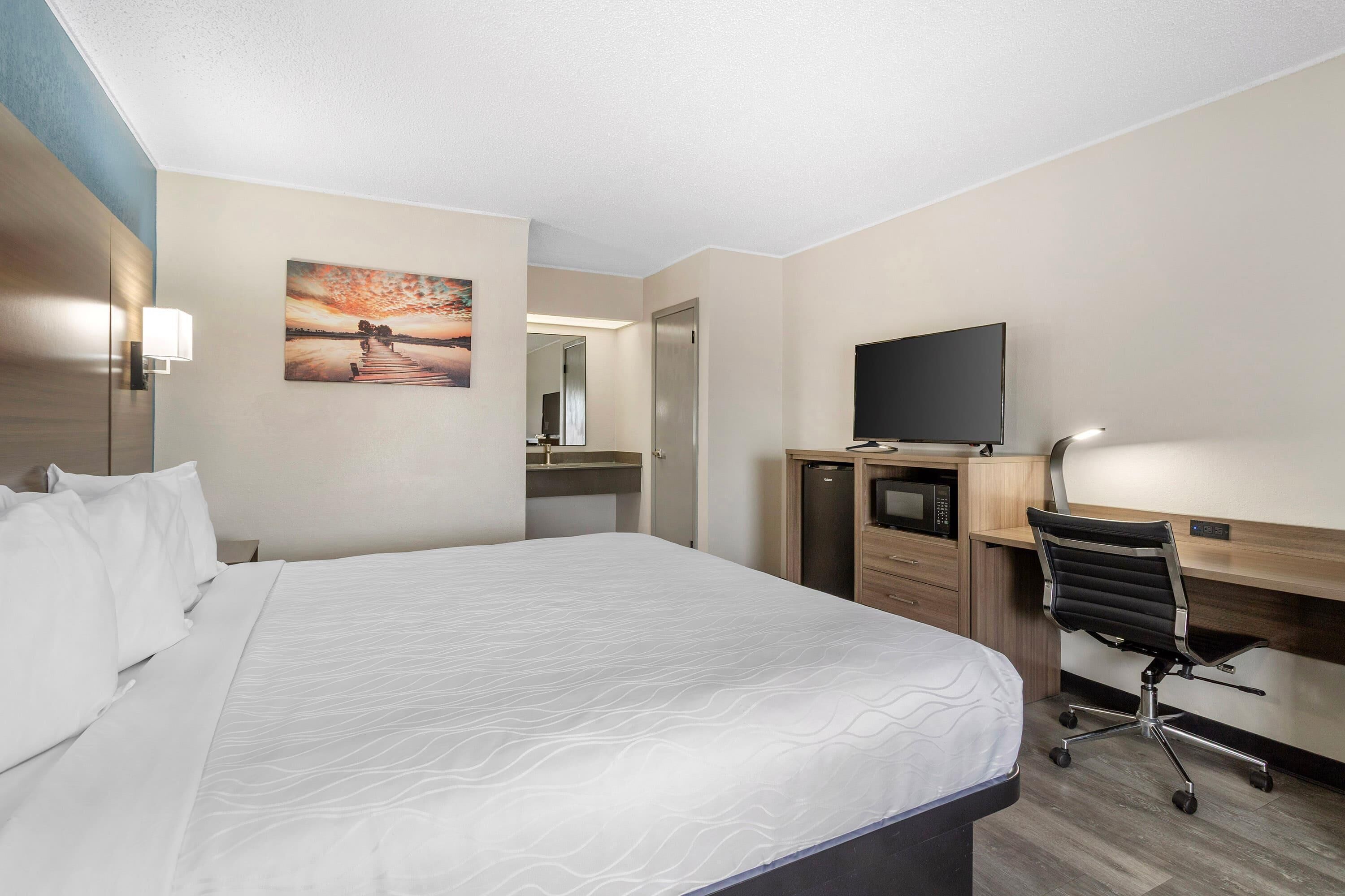 Huone, 1 suuri parisänky, tupakointi kielletty | Työpöytä, kannettavalle tietokoneelle sopiva työtila, pimennysverhot