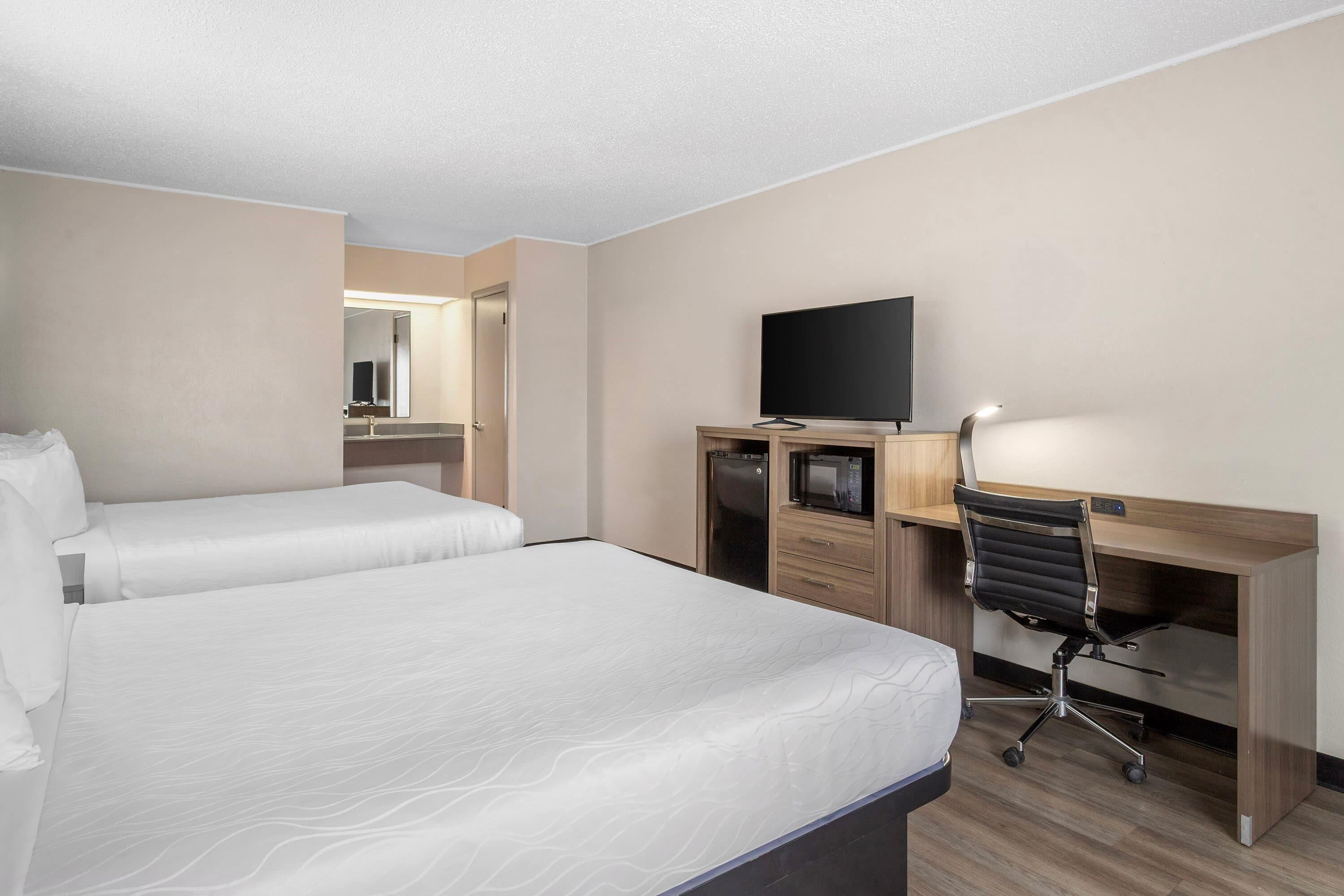 Huone, 2 keskisuurta parisänkyä, tupakointi kielletty | Työpöytä, kannettavalle tietokoneelle sopiva työtila, pimennysverhot