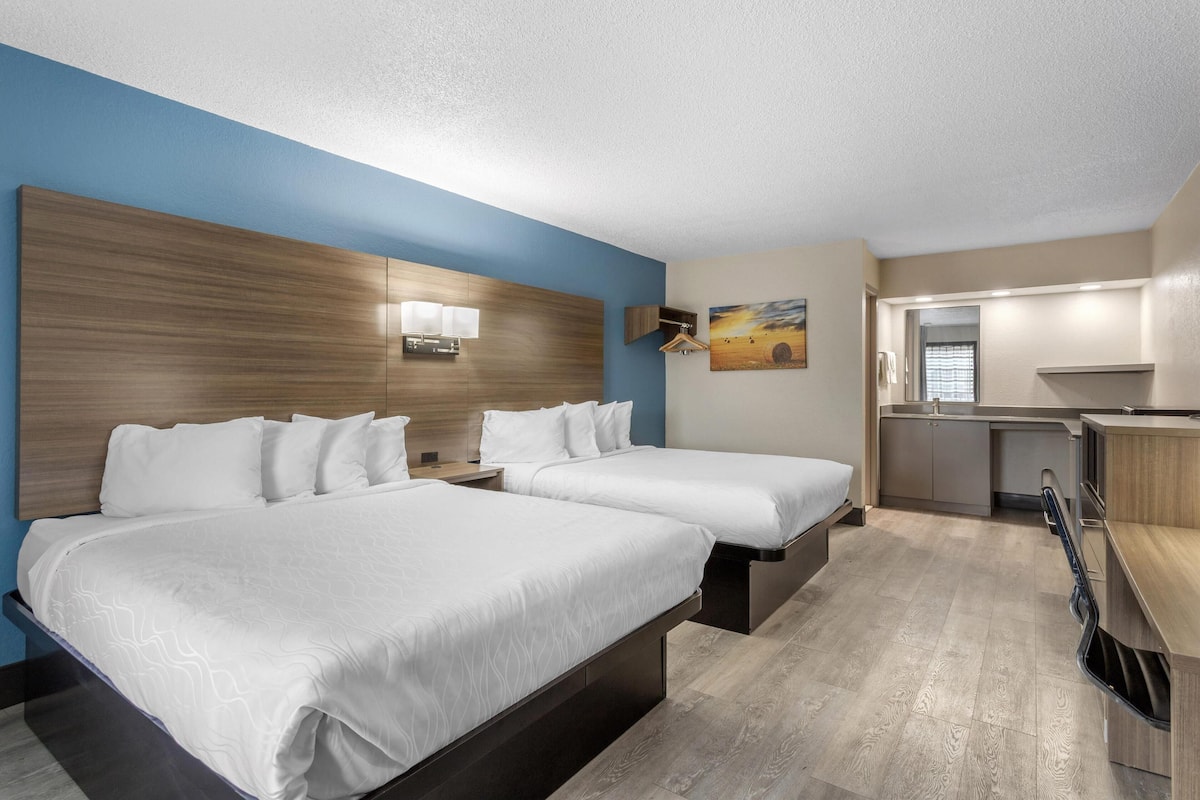 Chambre Standard, 2 grands lits, réfrigérateur et four à micro-ondes, vue piscine