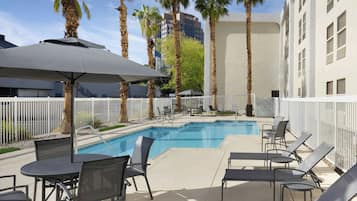 Una piscina al aire libre (de 07:00 a 22:00), tumbonas