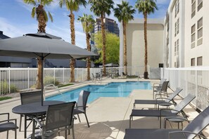 Outdoor pool, open 7:00 AM to 10:00 PM, sun loungers - Fairfield Inn Las Vegas Convention Center (Las Vegas)