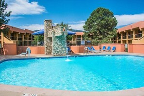 Una piscina cubierta, una piscina al aire libre, sombrillas, tumbonas