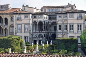 Un edificio clásico con varios balcones y ventanas en arco.