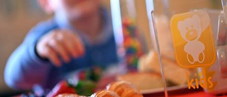 Una mesa con pasteles y un vaso con el logotipo de un oso.