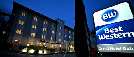 Un hotel con un letrero que dice "Best Western Grand Hotel Guimaraes".