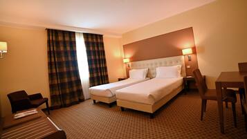 Chambre Familiale, plusieurs lits | 1 chambre, coffres-forts dans les chambres, décoration personnalisée