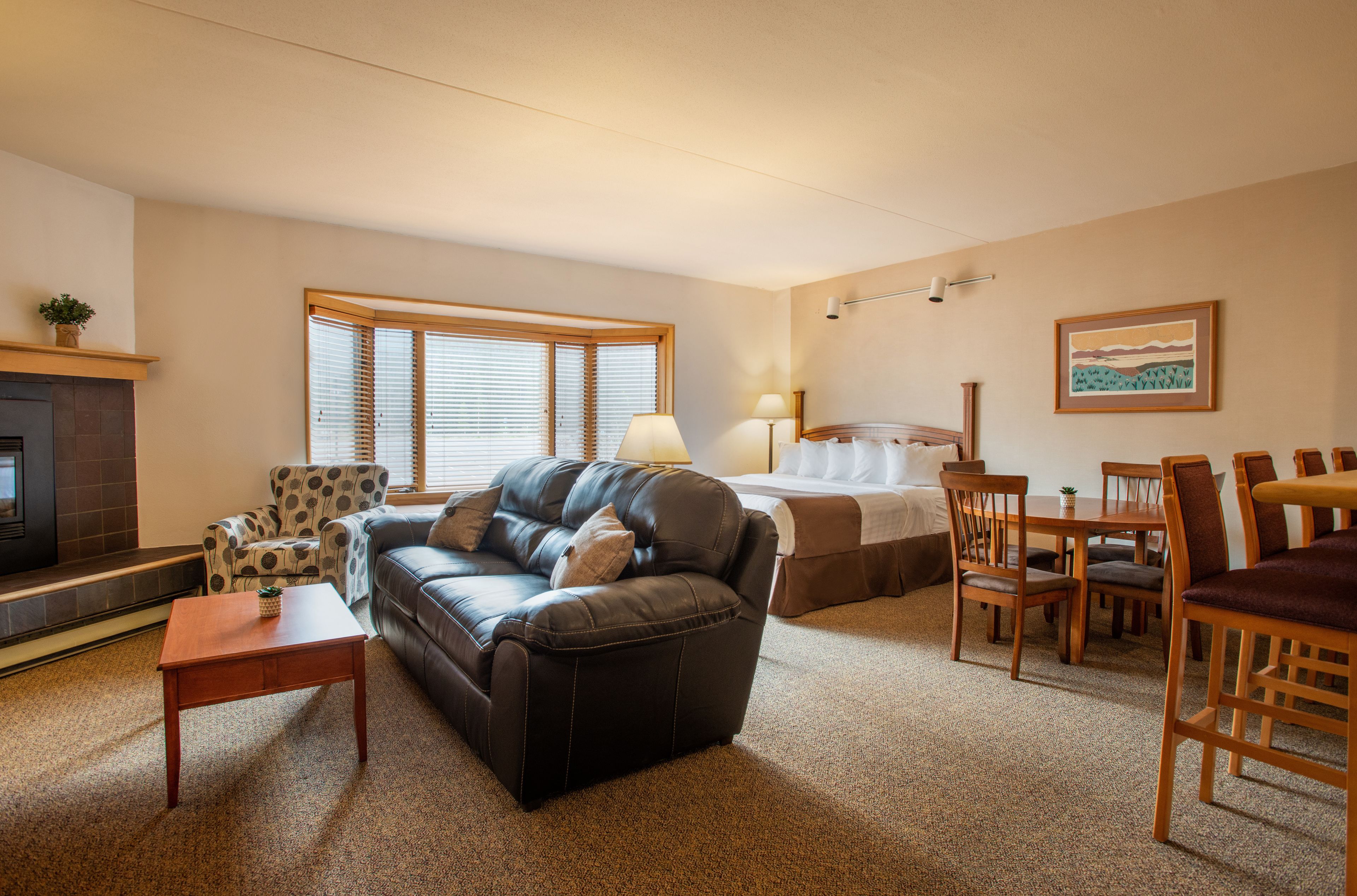 Caja fuerte, tabla de planchar con plancha, cunas gratuitas