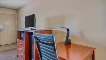 Quarto standard, 1 cama King, para não fumantes, geladeira e micro-ondas | Escrivaninha, espaço de trabalho para notebook, cortinas blackout