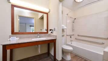 Ducha y bañera combinadas y artículos de higiene personal gratuitos