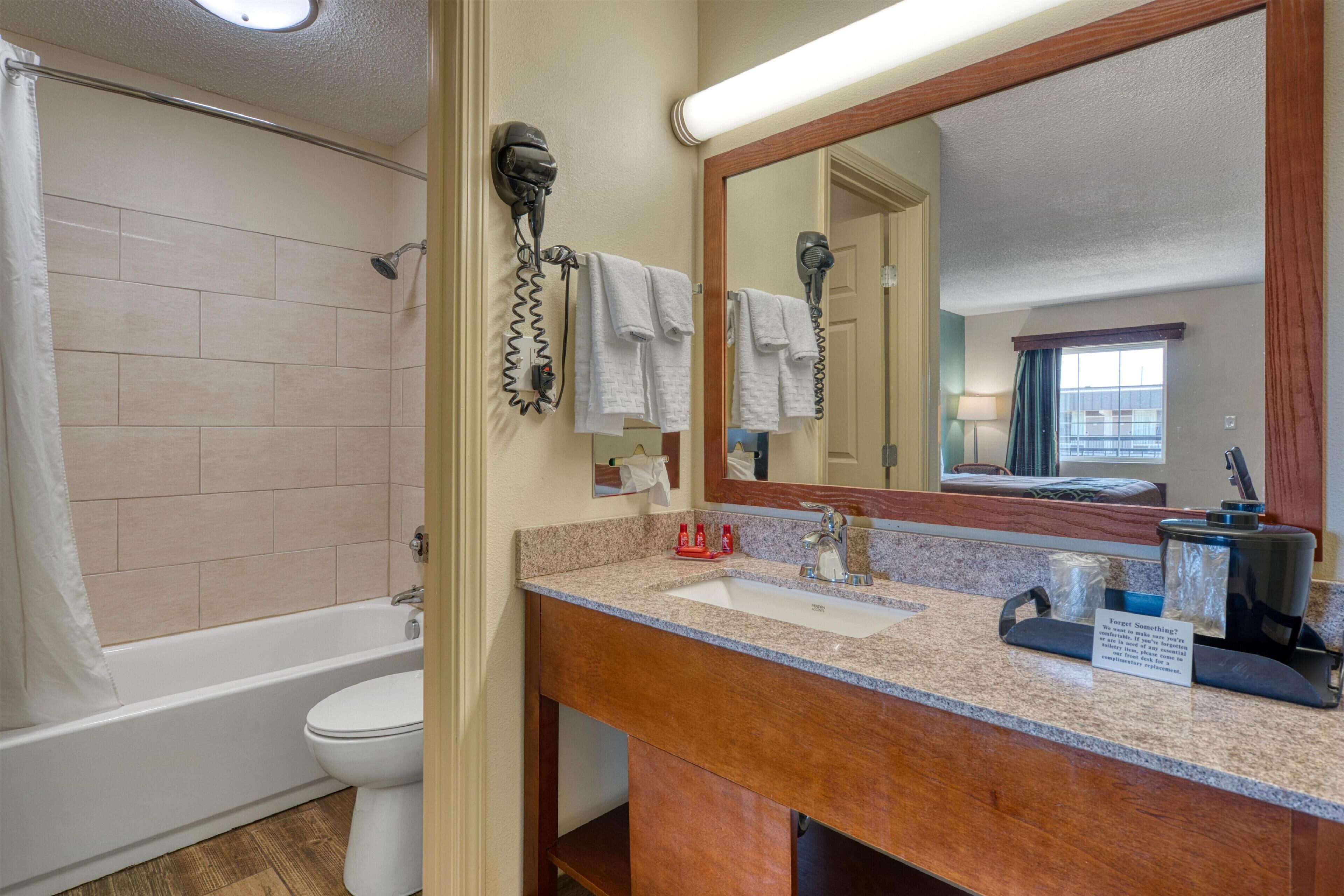Quarto standard, 2 camas de casal, para não fumantes, geladeira e micro-ondas | Banheiro | Chuveiro/banheira combinados, produtos de toalete grátis