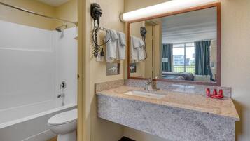 Habitación estándar, 2 camas matrimoniales, para no fumadores (Pet Friendly) | Baño | Tina con regadera, amenidades de baño gratuitas, secadora de cabello