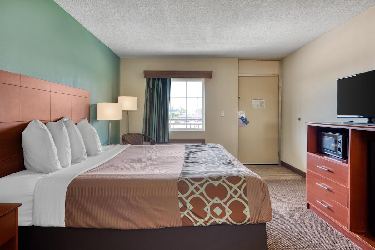 Standard Room, 1 King Bed, Non Smoking, Refrigerator & Microwave | Desk, laptop workspace, blackout curtains, soundproofing