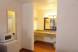 Combined shower/bathtub, free toiletries, towels