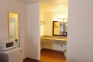 Combined shower/tub, free toiletries, towels