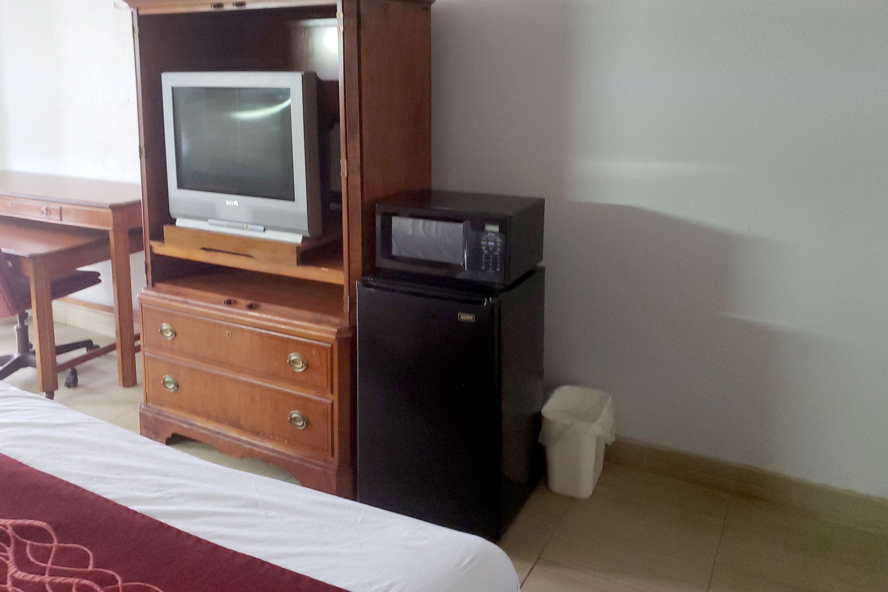 room, 1 king bed | television