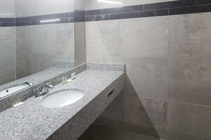 免费洗浴用品、吹风机、毛巾