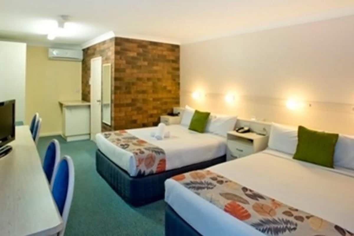 standard room, 2 double beds, non smoking | pillow-top beds, desk, blackout curtains, iron/ironing board