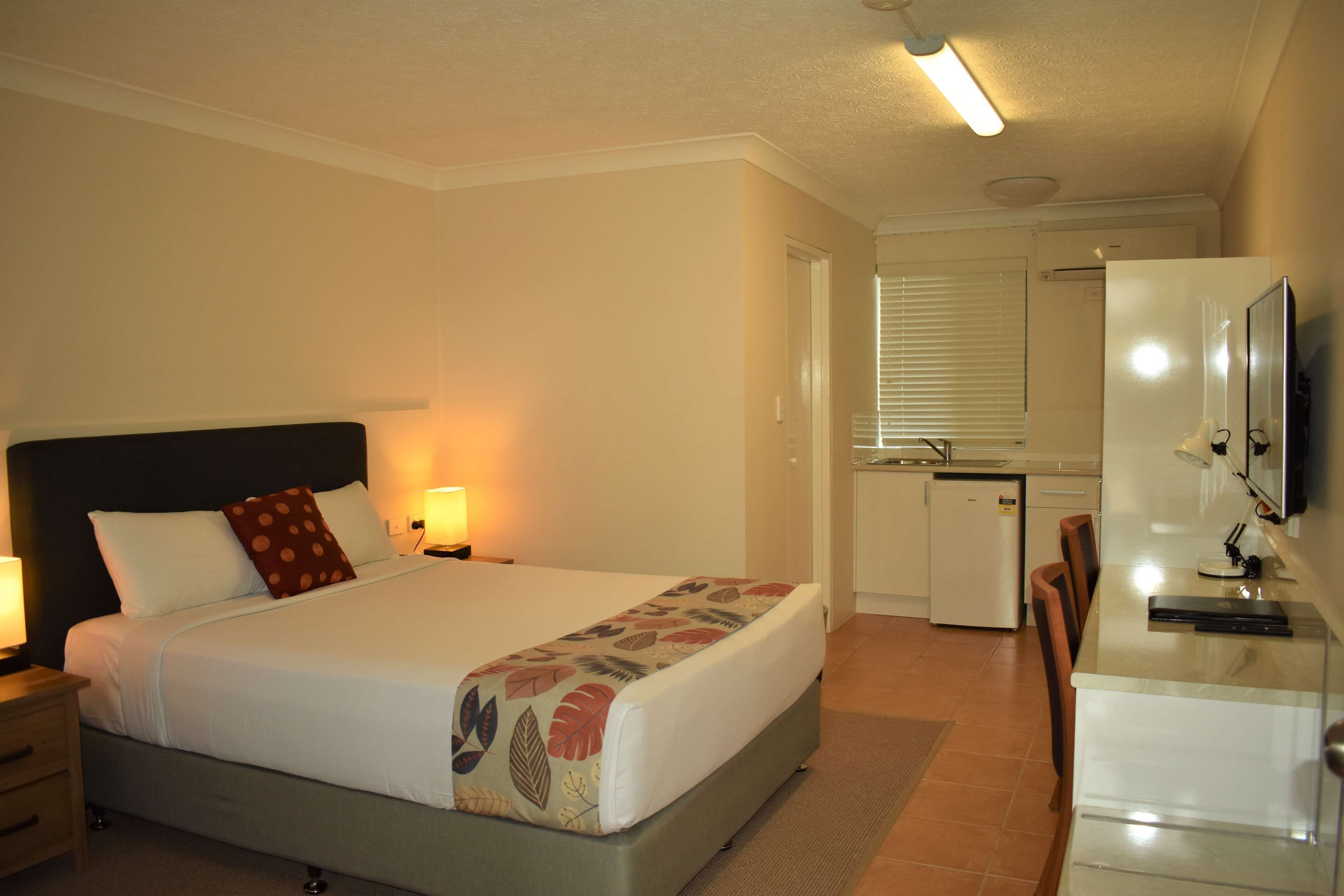 standard room, 1 queen bed, non smoking, kitchenette | pillow-top beds, desk, blackout curtains, iron/ironing board