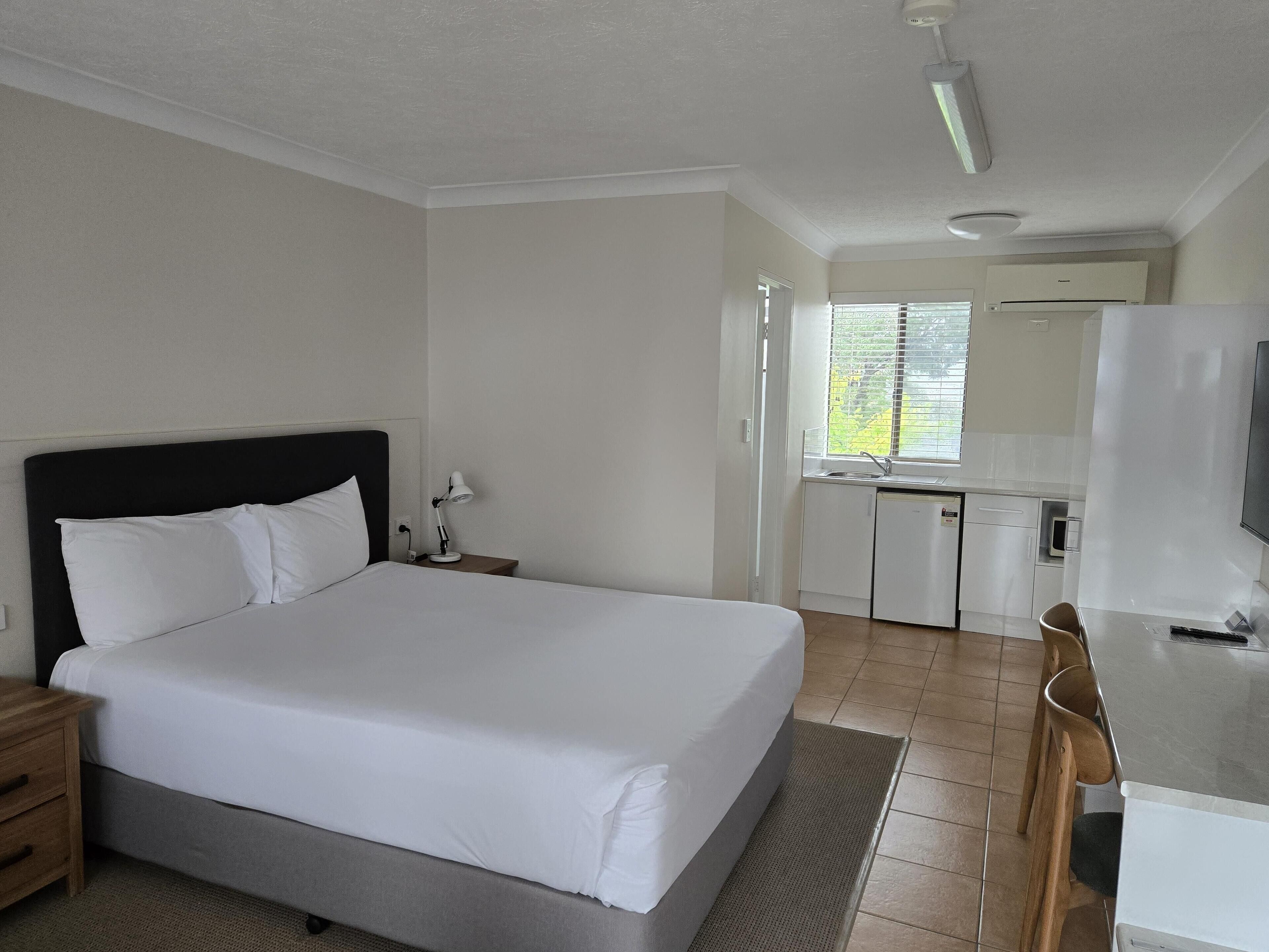 Standardrum - 1 queensize-säng - icke-rökare - pentry | Bäddmadrasser, skrivbord, mörkläggningsgardiner och strykjärn/strykbräda