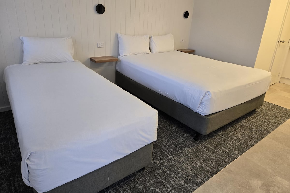 Standardrum - flera sängar - icke-rökare | Bäddmadrasser, skrivbord, mörkläggningsgardiner och strykjärn/strykbräda