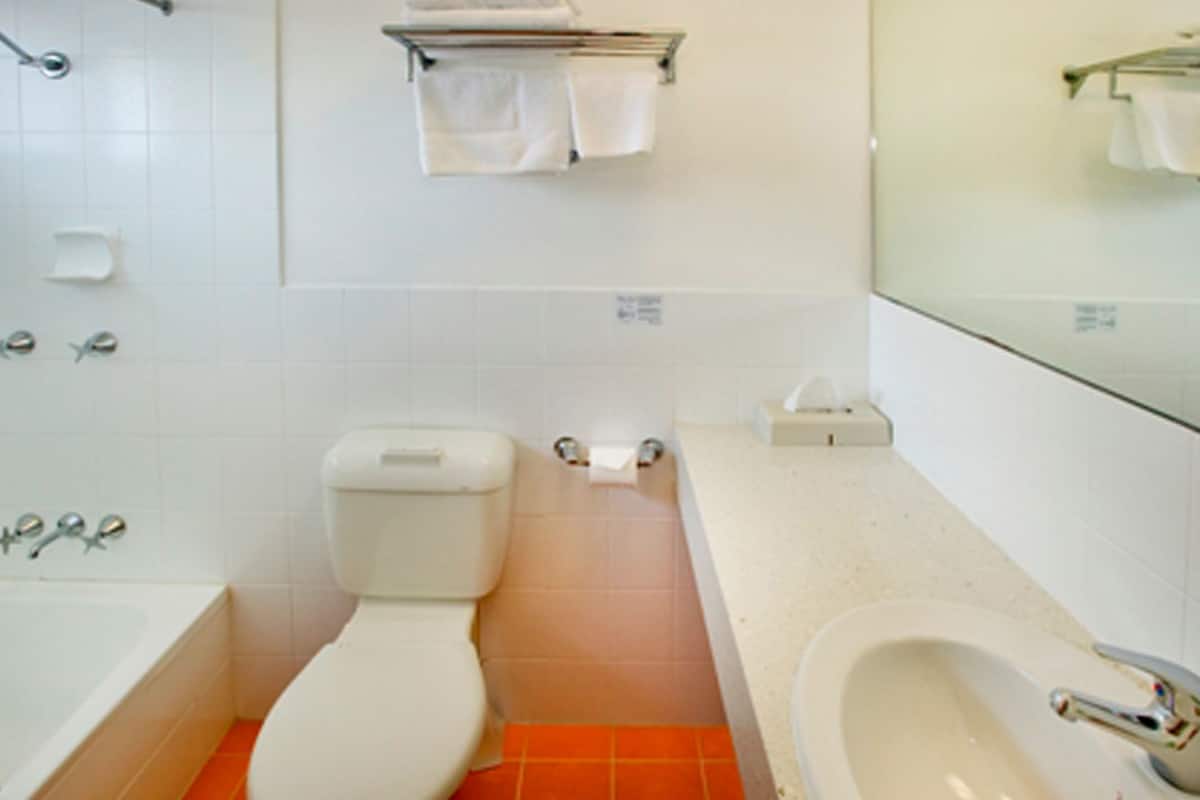 Svit - flera sängar - icke-rökare | Badrum | Dusch, gratis toalettartiklar, hårtork och handdukar