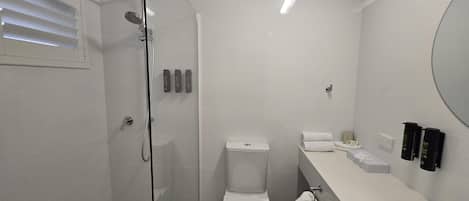 Suite, varias camas, para no fumadores | Baño | Regadera, amenidades de baño gratuitas, secadora de cabello, toallas