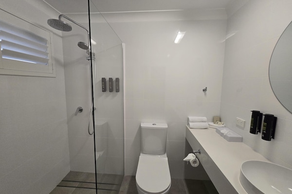 Suite, Meerdere bedden, niet-roken | Badkamer | Een douche, gratis toiletartikelen, een haardroger, handdoeken