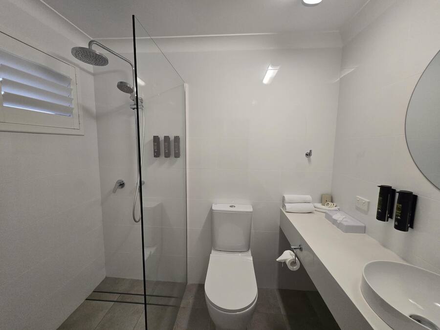 Suite, Multiple Beds, Non Smoking | Bathroom