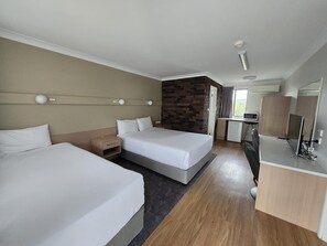 Suite, Multiple Beds, Non Smoking | Pillowtop beds, desk, blackout drapes, iron/ironing board - Best Western Parkside Motor Inn (Coffs Harbour)