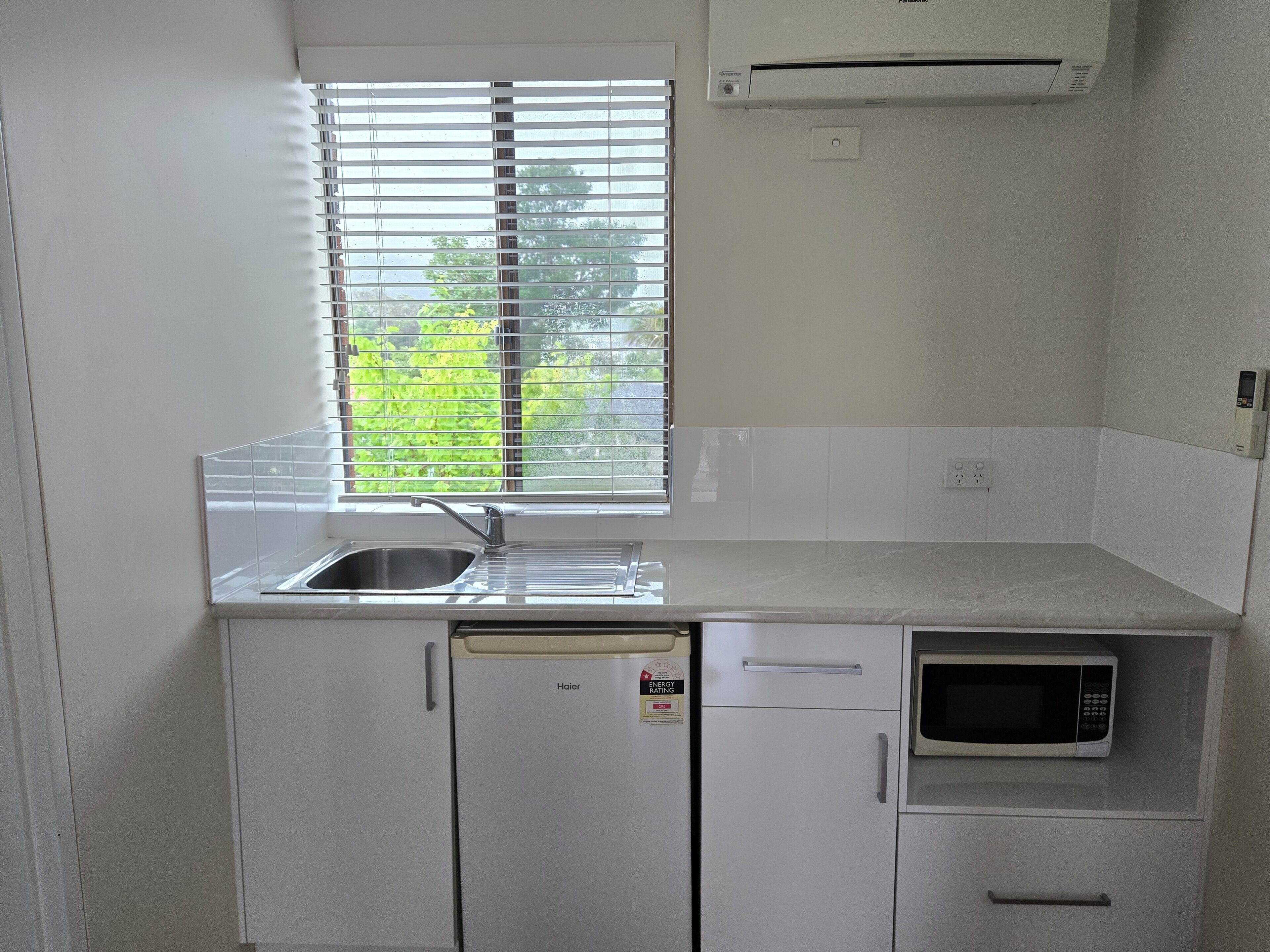 Standard Room, 1 Queen Bed, Non Smoking, Kitchenette | Private kitchen | Mini-fridge, microwave, electric kettle, toaster