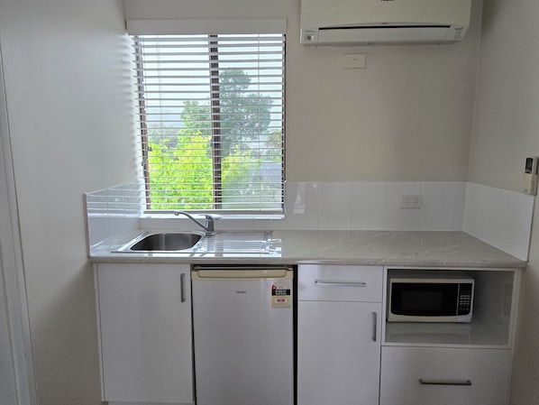 Chambre Standard, 1 grand lit, non-fumeurs, coin cuisine | Cuisine privée | Mini réfrigérateur, micro-ondes, bouilloire électrique, grille-pain