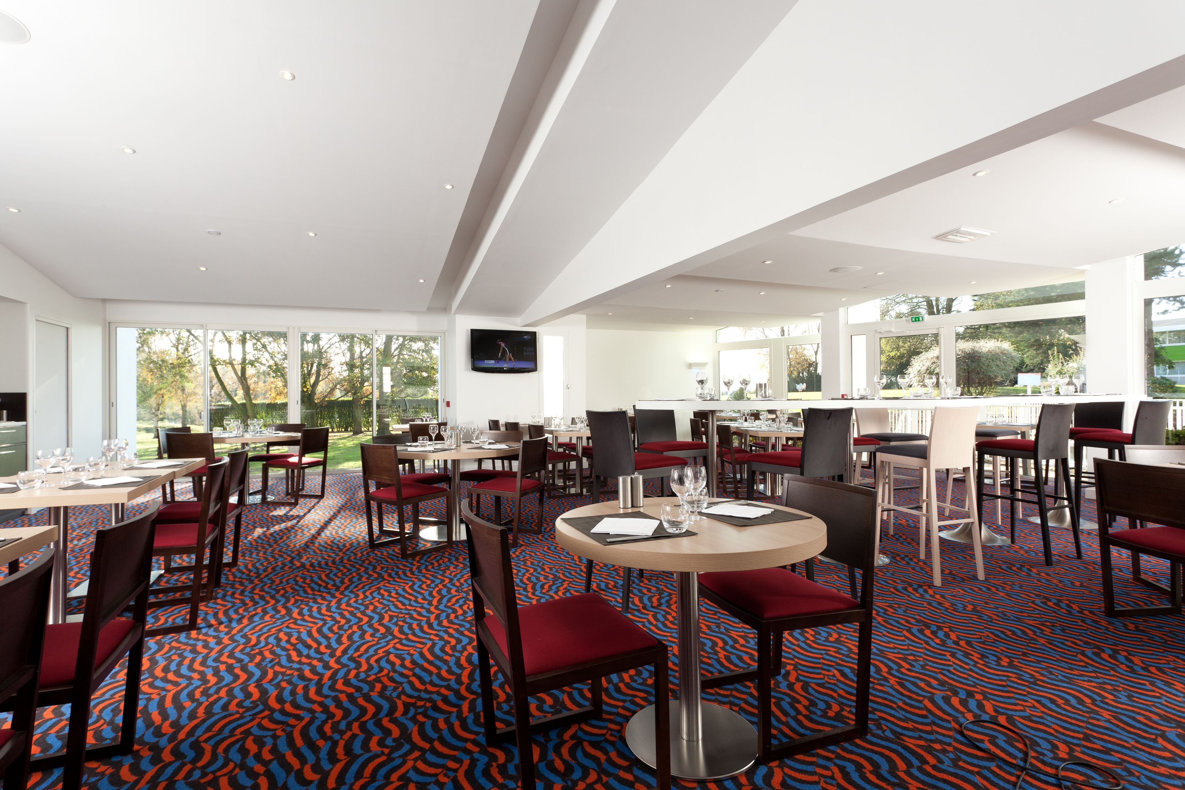 Petit déjeuner, déjeuner et dîner servis sur place, vue sur la piscine