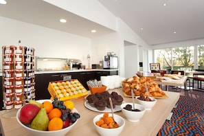 Tägliches Frühstücksbuffet (17 EUR pro Person)