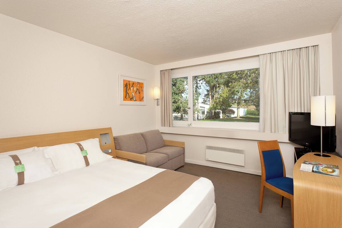 Minibar, in-room safe, desk, blackout drapes