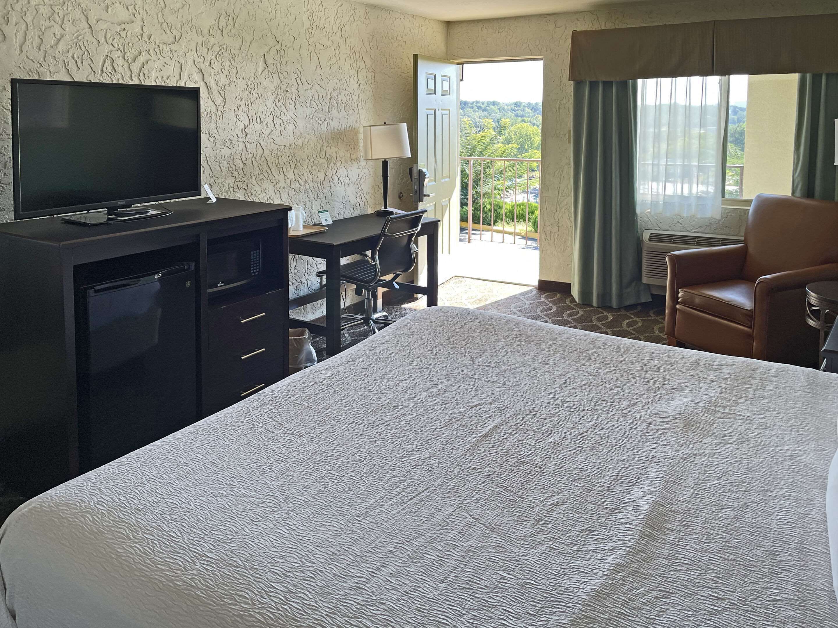 standard room, 1 king bed, non smoking | tempur-pedic beds, in-room safe, free cots/infant beds