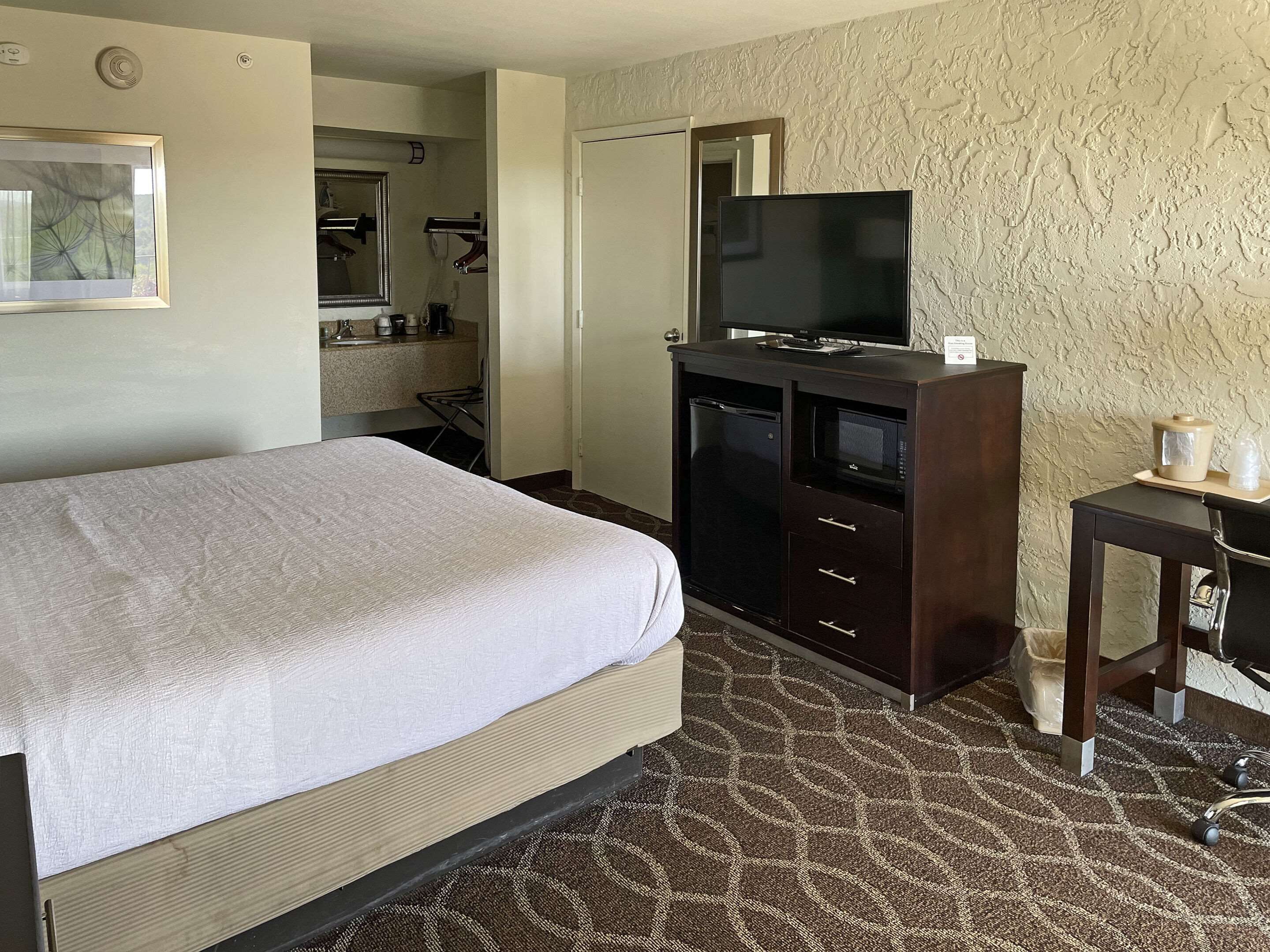 standard room, 1 king bed, non smoking | tempur-pedic beds, in-room safe, free cots/infant beds