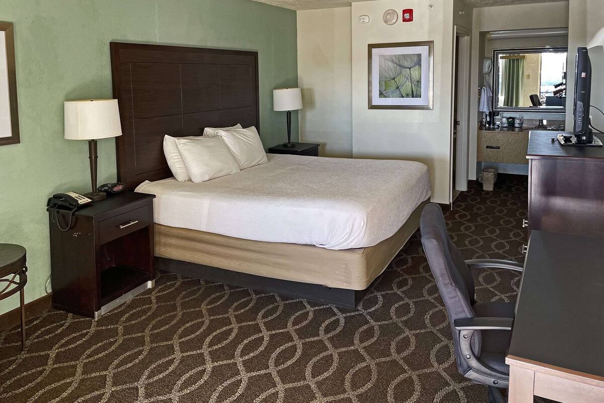 room, 1 king bed, accessible, non smoking | tempur-pedic beds, in-room safe, free cots/infant beds