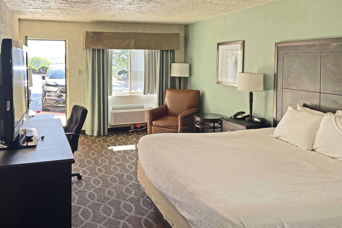 room, 1 king bed, accessible, non smoking | tempur-pedic beds, in-room safe, free cots/infant beds