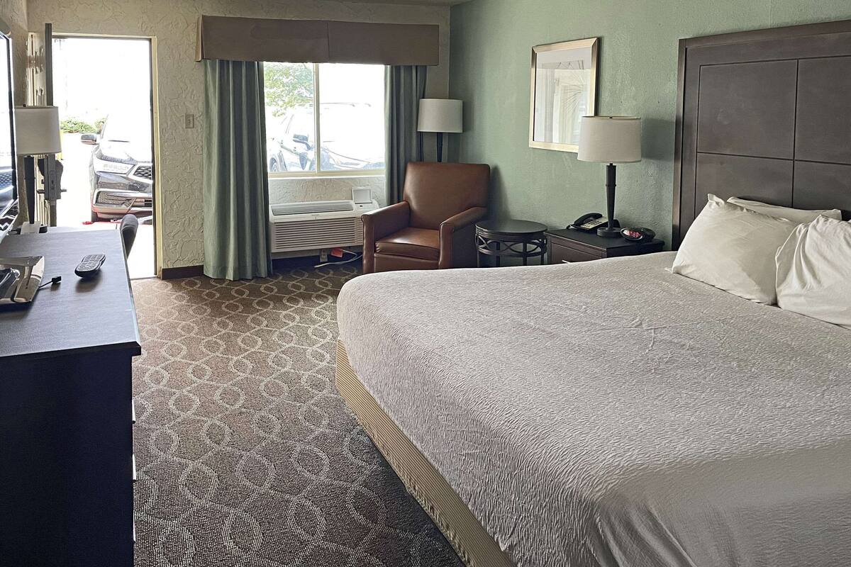 room, 1 king bed, accessible, non smoking | tempur-pedic beds, in-room safe, free cots/infant beds