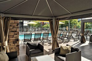 Piscine extérieure, accès possible de 8 h à 21 h 30, cabanas gratuites