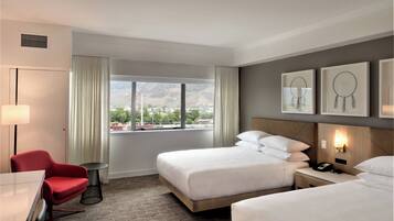 Chambre, 2 grands lits | Literie de qualité, coffre-fort pour ordinateur portable, bureau