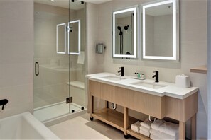 Shower, rainfall showerhead, free toiletries, hair dryer - Delta Hotels by Marriott Kamloops (Kamloops)