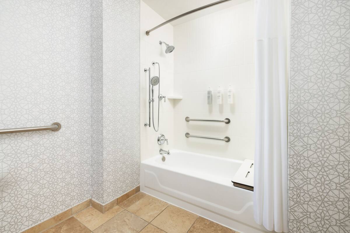 Tina con regadera, amenidades de baño gratuitas, secadora de cabello 