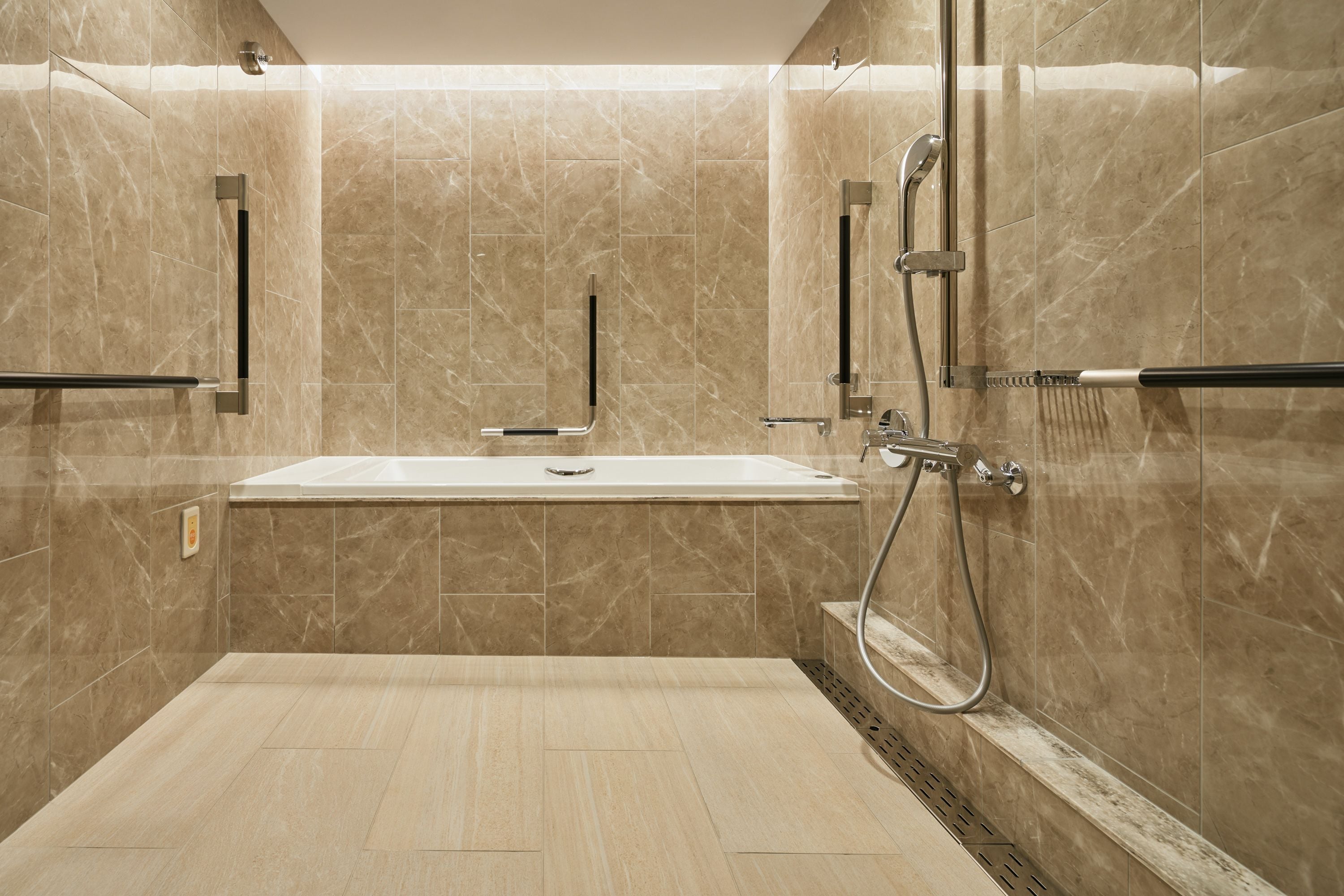 Un bagno moderno con vasca, doccia e servizi igienici.