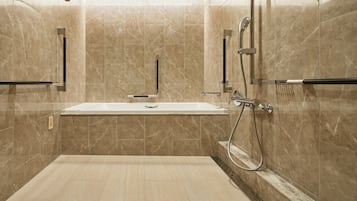 Un bagno moderno con vasca, doccia e servizi igienici.