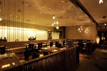 10 restaurants, breakfast, lunch, dinner served; Fusion cuisine