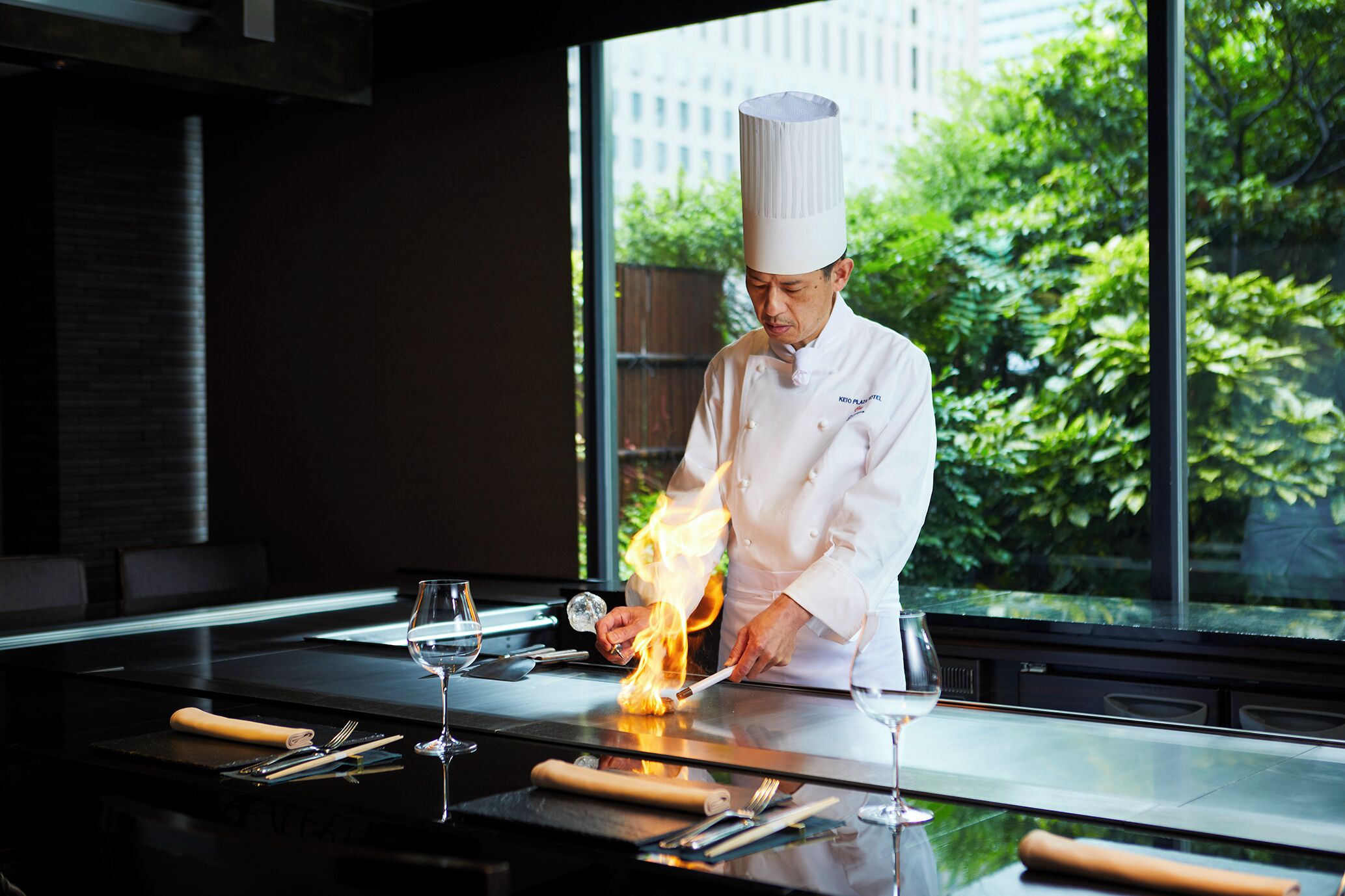 10 restaurants, breakfast, lunch, dinner served; Fusion cuisine 