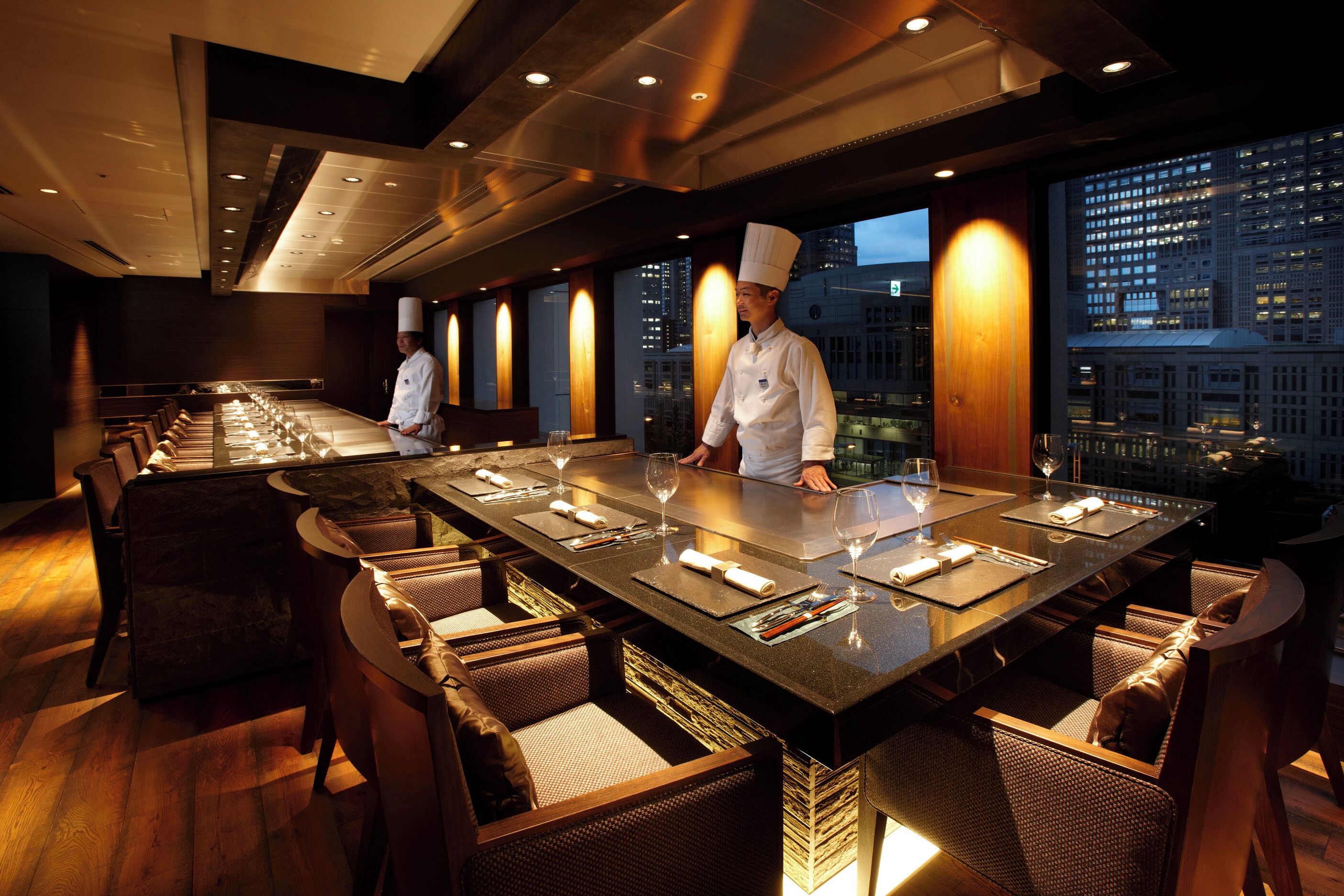 10 restaurants, breakfast, lunch, dinner served; fusion cuisine