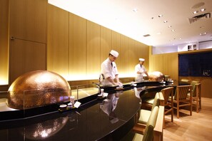 10 restaurantes; se sirve desayuno, almuerzo y cena; cocina fusión