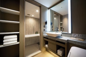 Plaza Superior Twin, Non smoking | Bathroom | Free toiletries, hair dryer, slippers, bidet - Keio Plaza Hotel Tokyo (Tokyo)
